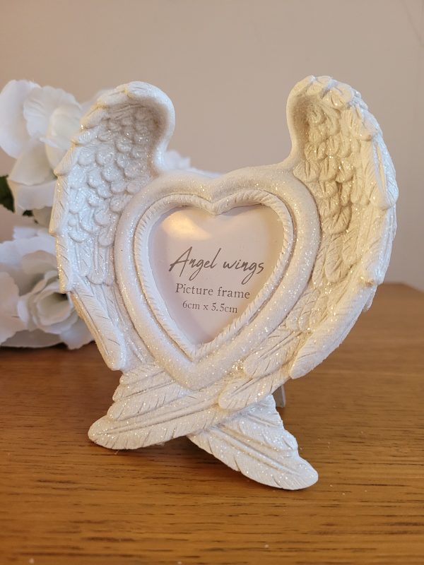 Special memories or people can be lovingly showcased in this angel wing picture frame. The frame has a clear glitter finish which looks beautiful when caught in the light.