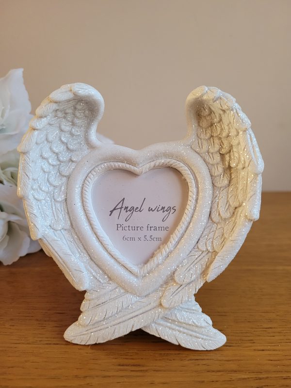 Special memories or people can be lovingly showcased in this angel wing picture frame. The frame has a clear glitter finish which looks beautiful when caught in the light.