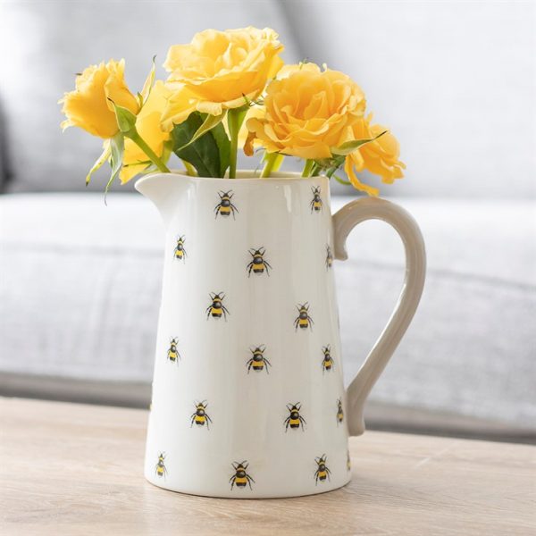This ceramic flower jug features an adorable bee pattern and a contrasting handle.