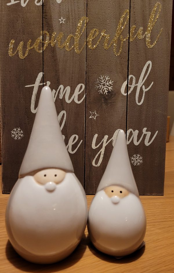 These festive grey ceramic Santa ornaments are a must for any home! Dimensions 16x8cm and 13x6.5cm