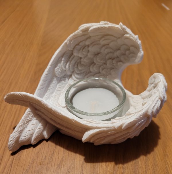 Lovely cream Single angel wing tealight holder. Would look great on its own or as a pair. A great little addition to your homeware and would also make a great gift.
