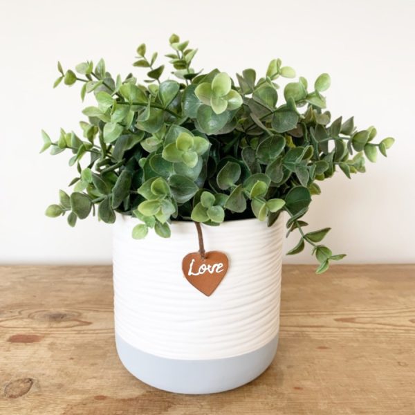 A contemporary 12cm grey and white ribbed planter with a PU Leather love tag. Perfect for any home with neutral decor. Please note, the plant is not included