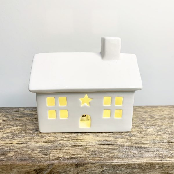 A cosy little accessory to bring to any Wintered inspired scenes or displays at Christmas  A white ceramic house featuring a warm glowing LED centre Comes with 3*LR44 Batteries